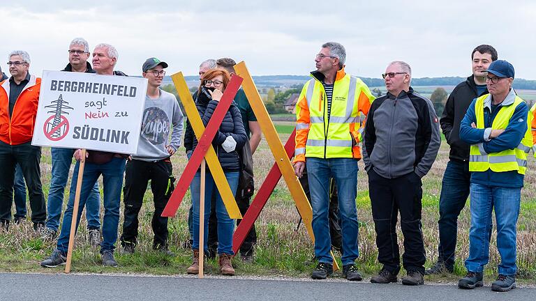 Die geplante Stromtrasse SuedLink hat in der Vergangenheit immer wieder für Proteste von Anwohnern gesorgt, wie hier im Oktober 2022 bei Bergrheinfeld (Lkr. Schweinfurt). Jetzt verhandelt SuedLink-Betreiber Tennet mit dem Bund über den Verkauf seines Stromnetzes.