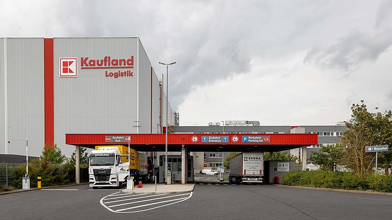 Zum Jahresende hin kündigt die Gewerkschaft Verdi weitere Streiks im Groß- und Außenhandel an. Das Bild zeigt das Kaufland-Zentrallager Donnersdorf bei Schweinfurt.