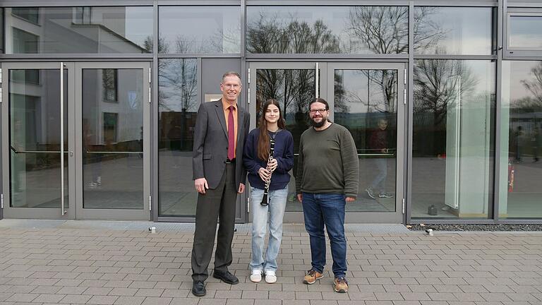 Freude über den musikalischen Erfolg: Schulleiter Robert Jäger, Hannah Schrenk, Klavierbegleiter/Musiklehrer Urs John.