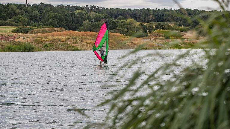 Der Hörblacher Baggersee wird auch gerne von Windsurfern besucht.&nbsp;