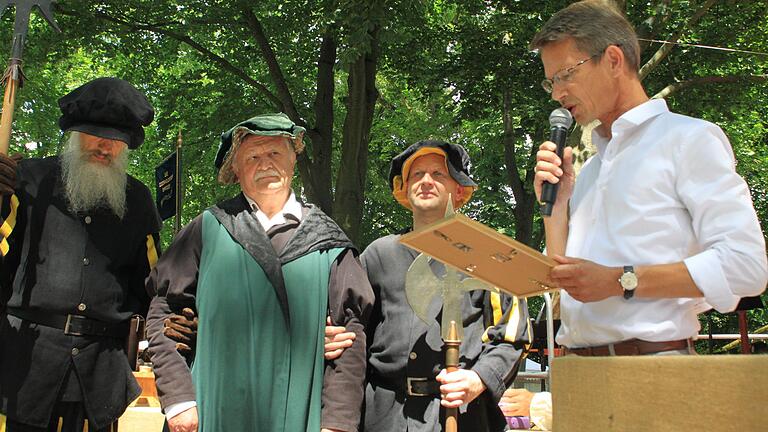 Vom OB persönlich freigesprochen: Sebastian Remelé (rechts) ehrte den fälschlich des Hochverrrats angeklagten Schultheiß Günter Siebenbürger beim Walpurgisgericht in Oberndorf.