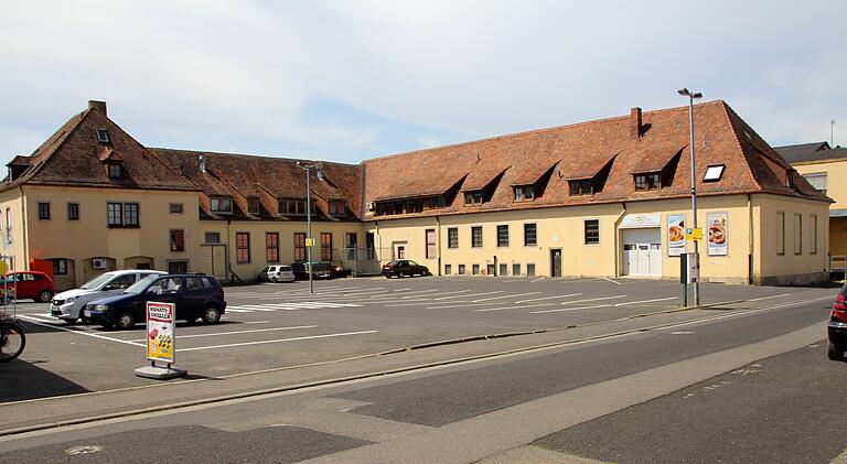 Die Tage des Alten Butterwerks in Gerolzhofen dürften gezählt sein. Ein Investor plant den Komplettabriss der Gebäude, um auf dem Grundstück zwischen Kolpingstraße und Friedenstraße (im Vordergrund) ein Wohnhaus sowie ein kombiniertes Geschäfts- und Wohnhaus neu hochzuziehen.