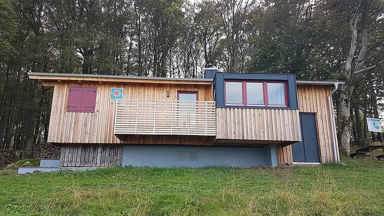 50 Jahre Bergwacht: Nach einer großen Umbauaktion präsentiert sich die Hütte geräumiger und mit Terrasse. Sie wird am Sonntag, 22. September, bei einem Berggottesdienst gesegnet.