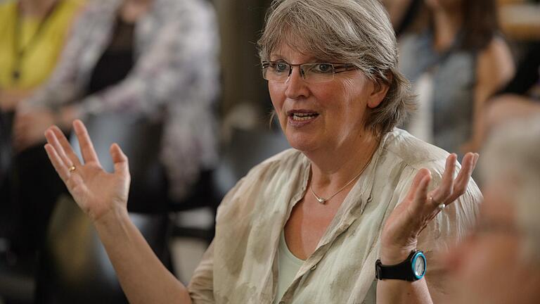 Claudia Lichte im Gespräch mit Gästen im Museum für Franken. An Ausstattung und Architektur des Hauses konnten sie und ihr Team wenig ändern, deshalb entwickelten sie vielseitige Zusatzangebote.