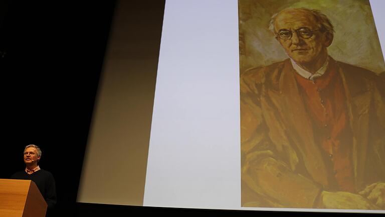 Carsten Busch mit einem Bild des Heimatdichters Nikolaus Fey. Carsten Busch mit einem Bild des Heimatdichters Nikolaus Fey.