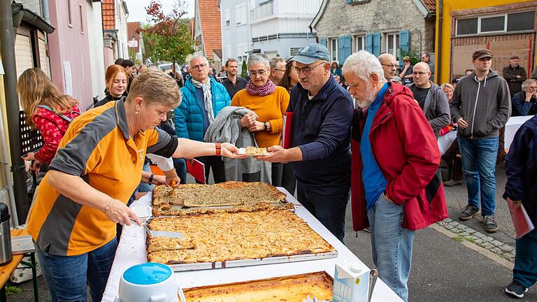 Der frische Apfelkuchen fand beim Benefizkonzert in Winterhausen reißenden Absatz.