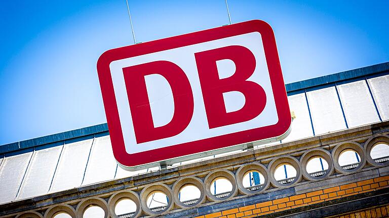 Deutsche Bahn       -  Bei der Deutschen Bahn gibt es gerade Super-Sparpreis-Tickets, mit denen Reisen innerhalb Deutschlands bereits ab 12,90 Euro.