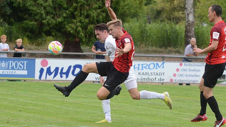 Gehört mittlerweile fast zum Inventar beim Landesligisten DJK Schwebenried/Schwemmelsbach: Pascal Stürmer (vorne, hier im Duell mit dem Karlstadter Jan Martin.