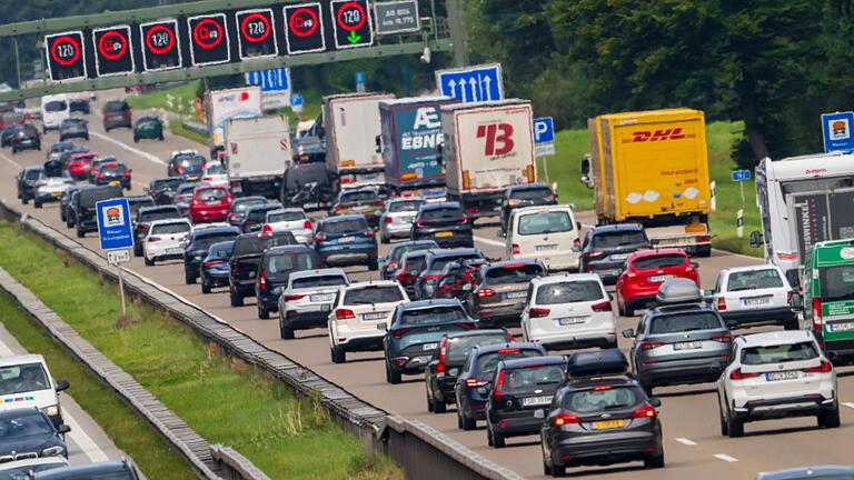 Urlaubsrückreiseverkehr auf Autobahn       -  Vor allem auf der Autobahn 8 wird es am Wochenende zäh. Der ADAD erwartet dort besonders viel Verkehr.