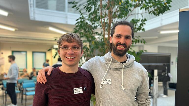 Tobias Lengfeld (links) und Jakob Seitz haben eine Software für Tablets entwickelt. Mit ihrer Hilfe sollen Schülerinnen und Schüler im Matheunterricht einfacher lernen. Tobias Lengfeld (links) und Jakob Seitz haben eine Software für Tablets entwickelt. Mit ihrer Hilfe sollen Schülerinnen und Schüler im Matheunterricht einfacher lernen.