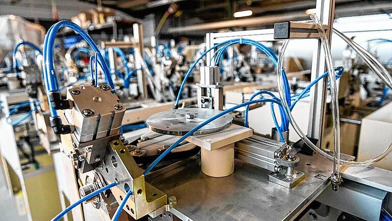 Verkaufsschlager: Diese Maschine produziert 100 000 Teelichter pro Stunde und ist die einzige Maschine, die bei Herrhammer auf Lager produziert wird.