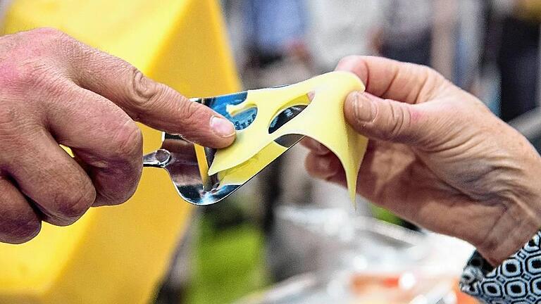 Die Käse-Sommeliere weiß alles - Im Aidhäuser Dorfladen bot Käse-Sommeliere Roswitha Boppeler zwei Tage lang Käse zum Verkosten an und klärte fachkundig über Herstellung, Reifung und charakterliche Eigenschaften der verschiedenen Sorten auf. Zudem gab es auch wertvolle Tipps zur Aufbewahrung der Spezialitäten. Die Käse-Sommeliere weiß alles - Im Aidhäuser Dorfladen bot Käse-Sommeliere Roswitha Boppeler zwei Tage lang Käse zum Verkosten an und klärte fachkundig über Herstellung, Reifung und charakterliche Eigenschaften der verschiedenen Sorten auf. Zudem gab es auch wertvolle Tipps zur Aufbewahrung der Spezialitäten.