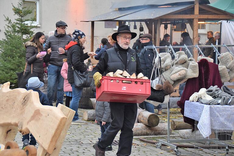 Walter Fuhrmann organisiert die Christkindles Werkstätten und packt auch selber mit an.