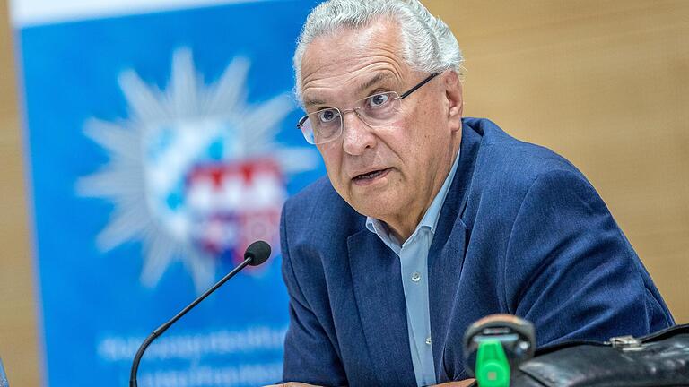 Bayerns Innenminister Joachim Herrmann auf einer Pressekonferenz am Tag nach der Messerattacke in Würzburg.