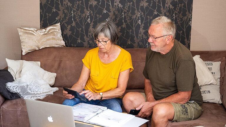 Rentner am Laptop.jpeg       -  Das Renteneintrittsalter ist nicht einheitlich geregelt, sondern für jeden Versicherten ganz individuell.