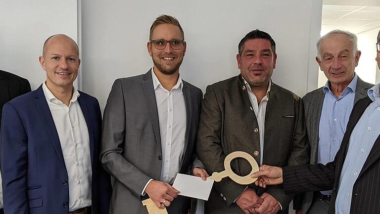 Schlüsselübergabe (von links): Toni Kreckl (Geschäftsführer Treukontax), Sven Keller (Geschäftsführer Treukontax), Steuerberater Marco Schonunger (Treukontax in Euerdorf), Bauherr Daniel Lohfink, Direktor Dr. Wilhelm Böhmer (BBV Unterfranken) und ... - Schlüsselübergabe (von links): Toni Kreckl (Geschäftsführer Treukontax), Sven Keller (Geschäftsführer Treukontax), Steuerberater Marco Schonunger (Treukontax in Euerdorf), Bauherr Daniel Lohfink, Direktor Dr. Wilhelm Böhmer (BBV Unterfranken) und Geschäftsführer Georg Scheuring (BBV KG) Schlüsselübergabe (von links): Toni Kreckl (Geschäftsführer Treukontax), Sven Keller (Geschäftsführer Treukontax), Steuerberater Marco Schonunger (Treukontax in Euerdorf), Bauherr Daniel Lohfink, Direktor Dr. Wilhelm Böhmer (BBV Unterfranken) und ... - Schlüsselübergabe (von links): Toni Kreckl (Geschäftsführer Treukontax), Sven Keller (Geschäftsführer Treukontax), Steuerberater Marco Schonunger (Treukontax in Euerdorf), Bauherr Daniel Lohfink, Direktor Dr. Wilhelm Böhmer (BBV Unterfranken) und Geschäftsführer Georg Scheuring (BBV KG)