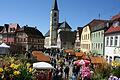 Strahlender Sonnenschein, ein großes Angebot und reichlicher Besuch: Beim Frühlingsmarkt in Aub herrschte reger Betrieb.