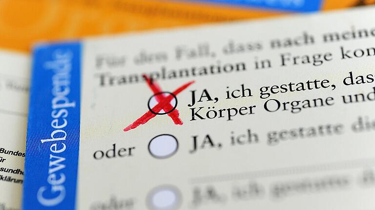 Organspendeausweis       -  In Deutschland gibt es zu wenige Spenderorgane für Schwerkranke. Jens Spahn möchte das ändern.