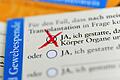 Organspendeausweis       -  In Deutschland gibt es zu wenige Spenderorgane für Schwerkranke. Jens Spahn möchte das ändern.