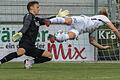 Die Szene, die das Spiel zu Gunsten der Gäste hätte entscheiden können: Abtswinds Keeper Felix Reusch (links) hält den Flugkopfball des Karlburgers Marco Kunzmann.