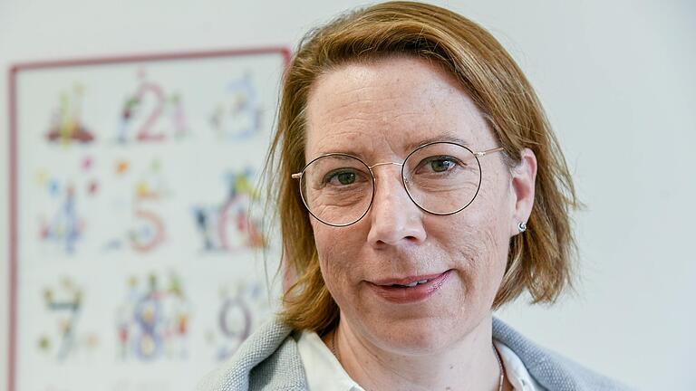 Dr. Eva Köberlein vom Gesundheitsamt Würzburg kümmert sich unter anderem um die Bereiche Schulgesundheit und das Corona-Kita-Schule-Team. Dr. Eva Köberlein vom Gesundheitsamt Würzburg kümmert sich unter anderem um die Bereiche Schulgesundheit und das Corona-Kita-Schule-Team.