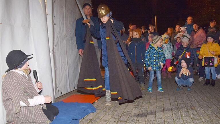 Annika Kümmert -Bettler (links) und Rima Wehr (Martin), spielten vor dem Schallfelder Feuerwehrhaus die Martinsgeschichte. Interessierte Kinder und Erwachsene folgten aufmerksam der Geschichte. Annika Kümmert -Bettler (links) und Rima Wehr (Martin), spielten vor dem Schallfelder Feuerwehrhaus die Martinsgeschichte. Interessierte Kinder und Erwachsene folgten aufmerksam der Geschichte. 