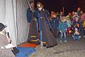 Annika Kümmert -Bettler (links) und Rima Wehr (Martin), spielten vor dem Schallfelder Feuerwehrhaus die Martinsgeschichte. Interessierte Kinder und Erwachsene folgten aufmerksam der Geschichte.&nbsp;