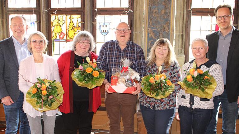 Mitarbeiterehrung im Trausaal: Oberbürgermeister Stefan Güntner mit Ingrid Guckenberger, Annelies Gaar, Hans-Werner Meier, Kornelia Metzger, Monika Günther und Hauptamtsleiter Peter Grieb.