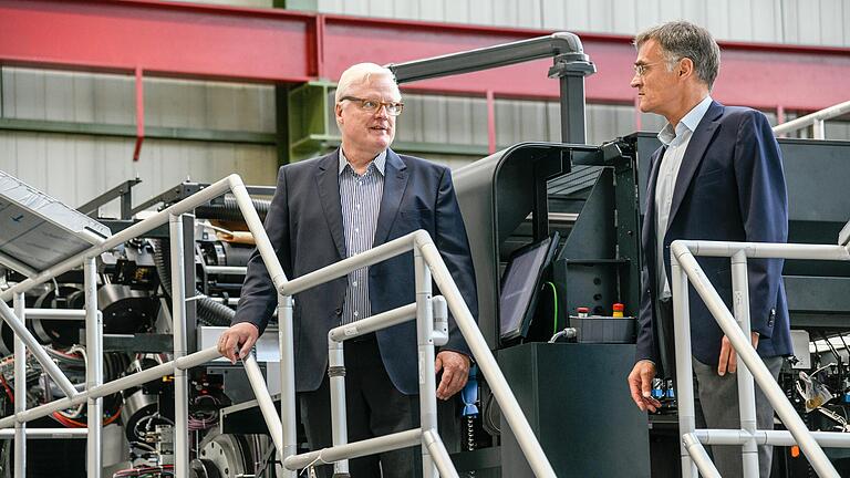 Sorgenvolle Gesichter: Vorstandschef Claus Bolza-Schünemann (rechts) und sein Nachfolger Andreas Pleßke wollen den Druckmaschinenkonzern Koenig & Bauer mit einem verschärften Effizienzprogramm durch die Krise steuern. Sorgenvolle Gesichter: Vorstandschef Claus Bolza-Schünemann (rechts) und sein Nachfolger Andreas Pleßke wollen den Druckmaschinenkonzern Koenig & Bauer mit einem verschärften Effizienzprogramm durch die Krise steuern.