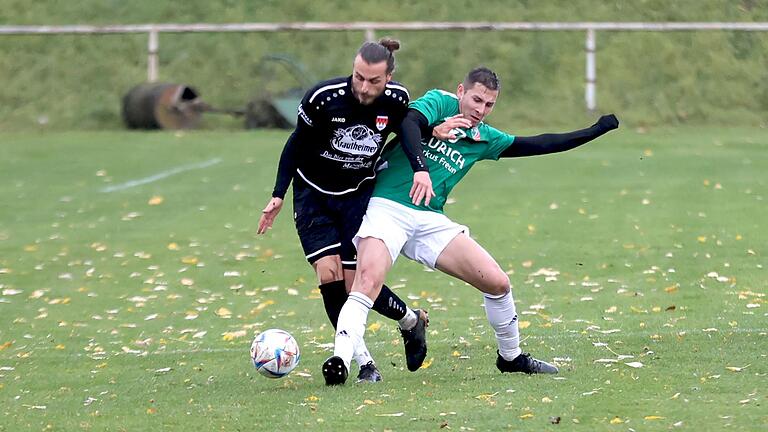 Fokussiert im Kampf um den Ball: Jona Riedel (rechts) vom TSV Abtswind II, der beim 3:0 seines Teams zum 2:0 traf, versucht hier, Gerolzhofens Fabian Mack (links) zu stoppen.