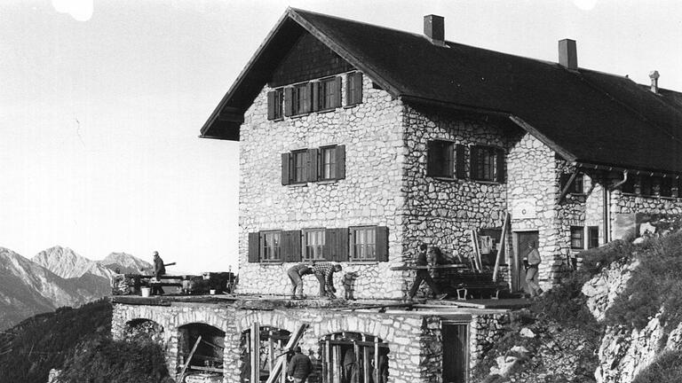 Neubau der Terrasse 1995. Die Arbeiten erfolgten stets in Eigenleistung. - Neubau der Terrasse 1995. Die Arbeiten erfolgten stets in Eigenleistung. Neubau der Terrasse 1995. Die Arbeiten erfolgten stets in Eigenleistung. - Neubau der Terrasse 1995. Die Arbeiten erfolgten stets in Eigenleistung.