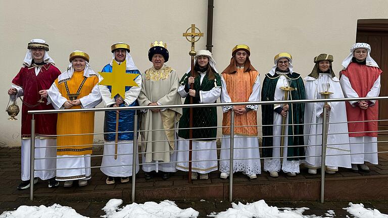 Die Duttenbrunner Sternsinger (von links): Jonas Hartmann, Nina Möhres, Rouven Brönner, Pfarrer Georg Hartmann, Mila und Finn Koch, Paula Krug, David Fischer und Emily Mehling.