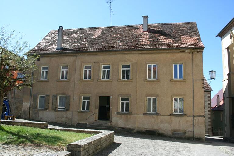 Die alte Schule am Auber Kirchplatz wartet noch auf Kaufinteressenten, die das Gebäude wieder auf Vordermann bringen wollen.