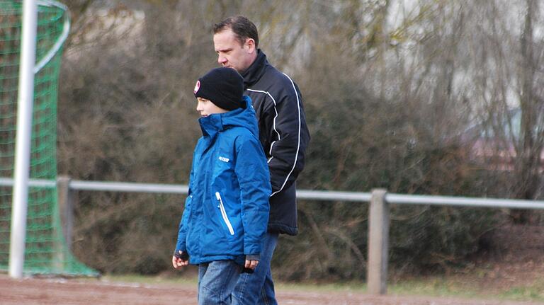 Schon vor zehn Jahren den Club im und auf dem Kopf: Thomas Latteier (hinten) und sein Sohn Tim Latteier laufen nach einem Spiel von Bayern Kitzingen über den Platz (Archivfoto).