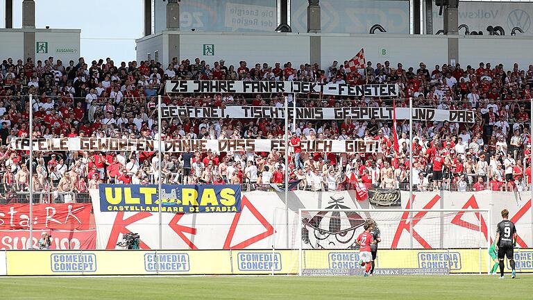 Das Fanprojekt der Würzburger Kickers war das 72. in Deutschland. Beim Spiel in Zwickau im Mai 2022 bedanken sich Zwickau-Fans für das 25-jährige Bestehen des Gesamtprojekts.