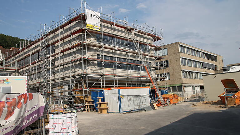 Die Baustelle des Friedrich-List-Gymnasiums und der Realschule in Gemünden ist eine der größten Investitionen im Kreishaushalt. (Archivbild)