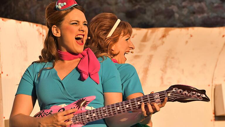 'Beatles an Board' bei den Scherenburgfestspielen 2021. Jeanette (Judith Djacic, links) und Raclette (Isabell Lang) rocken die Luftgitarren. Auch in der diesjährigen Saison ist der Festspielkalender prall gefüllt.&nbsp;