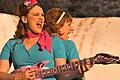 'Beatles an Board' bei den Scherenburgfestspielen 2021. Jeanette (Judith Djacic, links) und Raclette (Isabell Lang) rocken die Luftgitarren. Auch in der diesjährigen Saison ist der Festspielkalender prall gefüllt.&nbsp;
