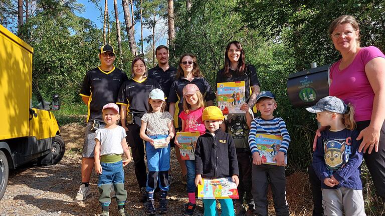 Die Marktheidenfelder Postzusteller haben zusammengelegt und für den gestohlenen Briefkasten des örtlichen Waldkindergarten Ersatz besorgt. Am Montag übergaben sie den neuen Briefkasten zusammen mit Büchern für die Kinder.