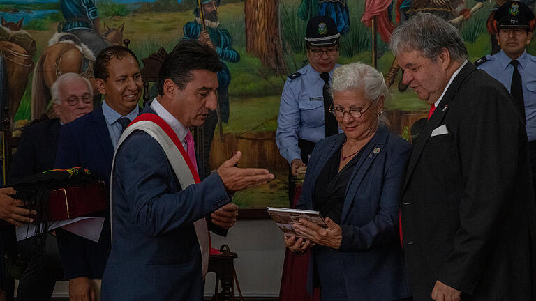 Seit dem Jahr 2022 besteht die kommunale Klimapartnerschaft zwischen Schweinfurt und Tarija in Bolivien. Bürgermeister Johnny Marcel Torres Terzo (links) hat bei einem Besuch in Tarija Schweinfurts Bürgermeisterin Sorya Lippert zum Ehrengast von Tarija ernannt. Seit dem Jahr 2022 besteht die kommunale Klimapartnerschaft zwischen Schweinfurt und Tarija in Bolivien. Bürgermeister Johnny Marcel Torres Terzo (links) hat bei einem Besuch in Tarija Schweinfurts Bürgermeisterin Sorya Lippert zum Ehrengast von Tarija ernannt.