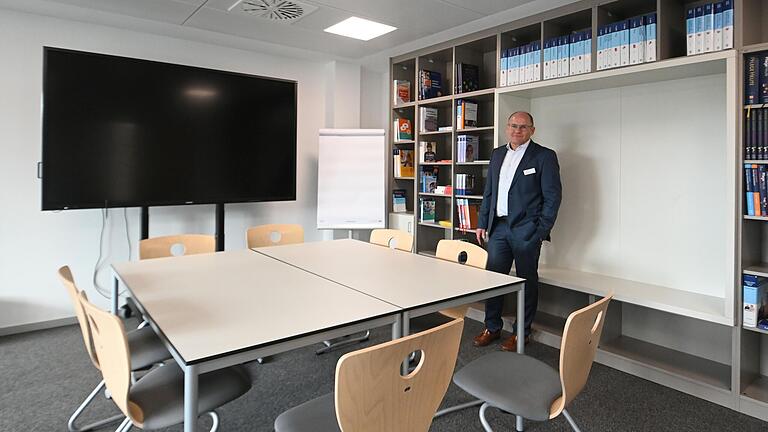 Kleingruppen statt Klassenzimmer: Beim problemorientierten Lernen werden die Schülerinnen und Schüler zu ihren eigenen Lehrern, sagt Schulleiter Michael Wink.