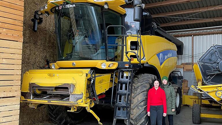 Der Mähdrescher misst in der Breite 3,18 Meter und ist somit knapp zwanzig Zentimeter breiter als der Pfadweg. Radfahrer und Fußgänger sind bei Jasmin und Nadine Kübert (von links) schnell im toten Winkel nicht zu sehen. Der Mähdrescher misst in der Breite 3,18 Meter und ist somit knapp zwanzig Zentimeter breiter als der Pfadweg. Radfahrer und Fußgänger sind bei Jasmin und Nadine Kübert (von links) schnell im toten Winkel nicht zu sehen.