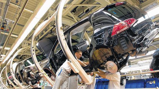 Produktion in Wolfsburg: Volkswagen-Mitarbeiter arbeiten am Modell Golf. Der weltweit tätige Autobauer möchte „attraktivster Arbeitgeber der Branche“ werden. Produktion in Wolfsburg: Volkswagen-Mitarbeiter arbeiten am Modell Golf. Der weltweit tätige Autobauer möchte „attraktivster Arbeitgeber der Branche“ werden.