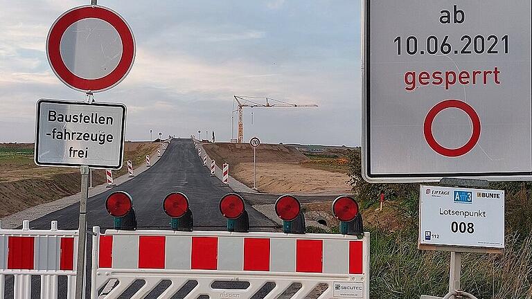 Seit Juni 2021 ist die Verbindung zwischen Albertshofen und Mainsondheim gekappt. Im November darf die neue Brücke über die Autobahn befahren werden. Weil die neue Brücke höher ist, verläuft die Gemeindeverbindungsstraße an dieser Stelle nun steiler. Seit Juni 2021 ist die Verbindung zwischen Albertshofen und Mainsondheim gekappt. Im November darf die neue Brücke über die Autobahn befahren werden. Weil die neue Brücke höher ist, verläuft die Gemeindeverbindungsstraße an dieser Stelle nun steiler.