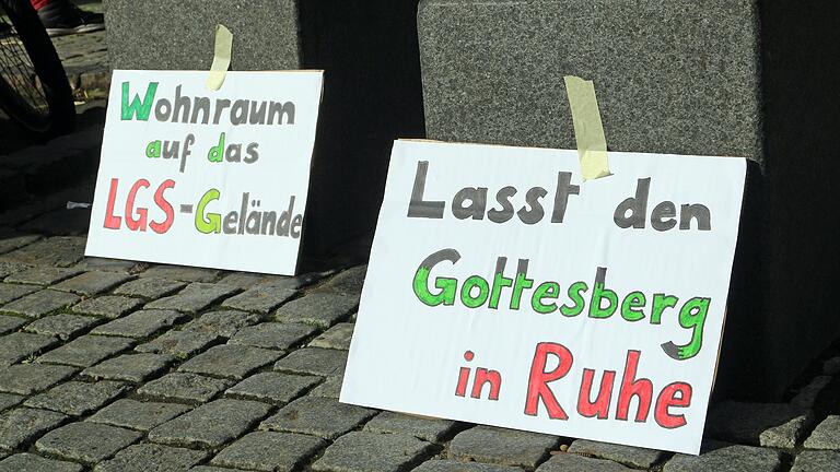 Manche der Teilnehmenden bei der Kundgebung vor dem Rathaus forderten, statt am Gottesberg auf dem Landesgartenschau-Gelände Wohnraum zu errichten.