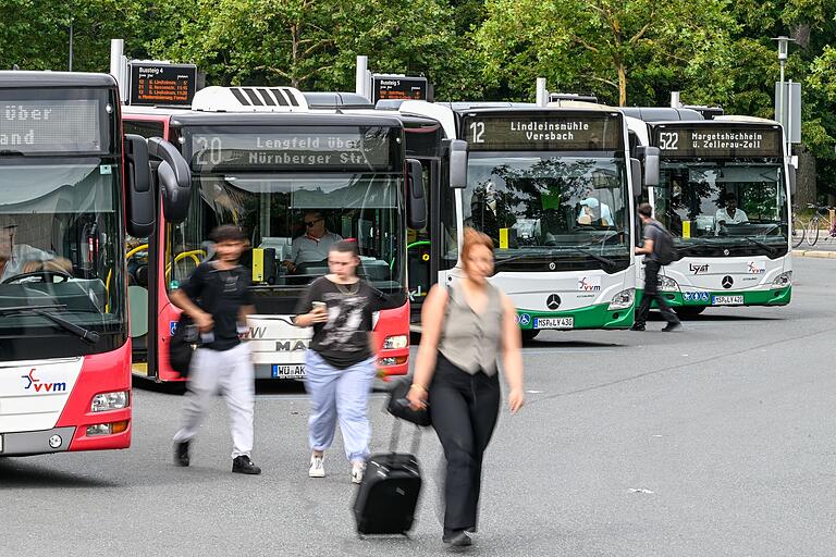 Quer durch die weite Region mit einem Ticket: Ab Januar 2025 gilt für den ÖPNV in Mainfranken ein einheitliches Tarifsystem. Quer durch die weite Region mit einem Ticket: Ab Januar 2025 gilt für den ÖPNV in Mainfranken ein einheitliches Tarifsystem.