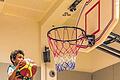 Ein paar Zentimeter fehlen noch: Bei der Basketballshow der DJK Schweinfurt durften auch weniger Geübte Bälle im Korb versenken.