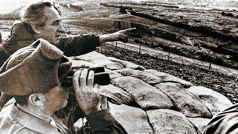 Jan 01 1976 Israeli Defense Minister Tours Lebanese Border Defenses The Israeli defense minist       -  Als Verteidigungsminister an der Grenze zum Libanon