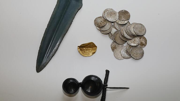 Ein Griffplattendolch, 40 Silberlinge, eine Goldmünze und eine Paukenfibel aus der Bronzezeit sind die jüngsten Funde auf Eußenheimer Gemarkung.