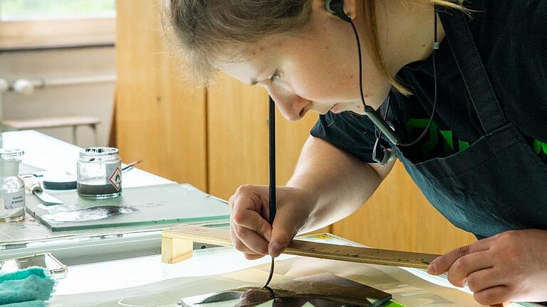 Benita Schreiber bei der Arbeit an der Glasfachschule in Hadamar.
